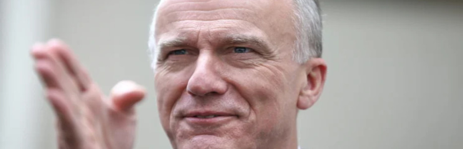 Abetz overrode gaming commission without legal advice on pokies hours